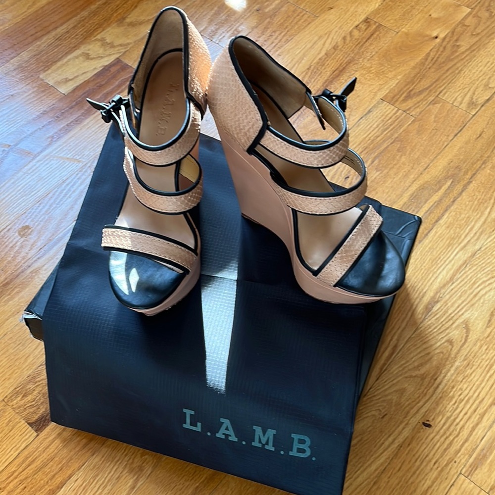 Worn once. Beautiful condition. Nude w black accent.